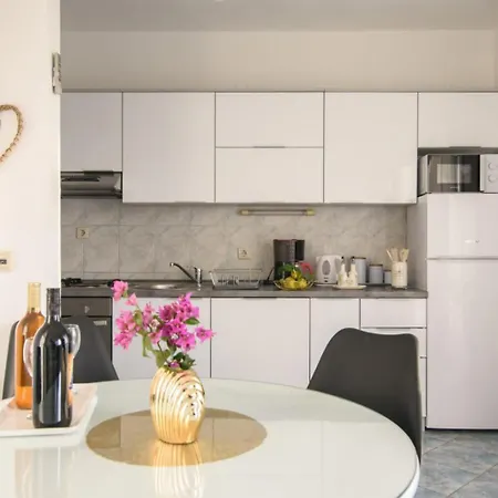 In Okrug Gornji With Sea View, Air Conditioning, Wifi, Washing Machine 5049-2 Апартаменти *