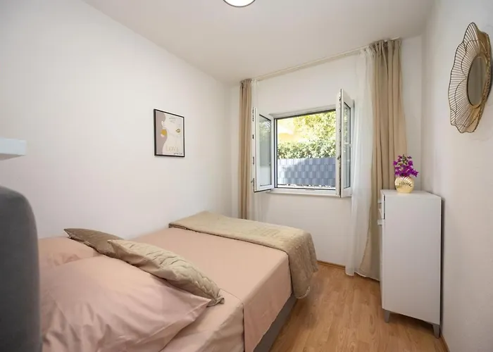 In Okrug Gornji With Sea View, Air Conditioning, Wifi, Washing Machine 5049-2 Appartement