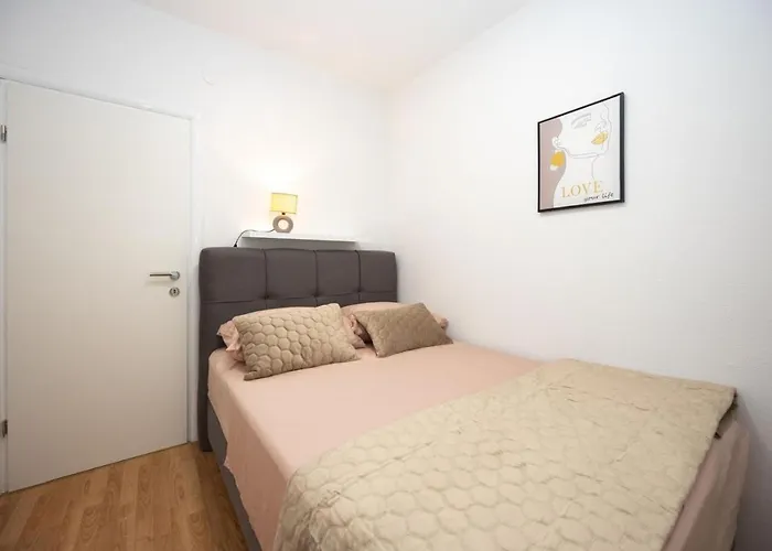 In Okrug Gornji With Sea View, Air Conditioning, Wifi, Washing Machine 5049-2 Appartement *