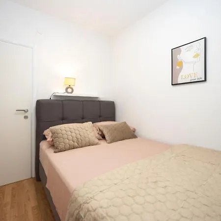 In Okrug Gornji With Sea View, Air Conditioning, Wifi, Washing Machine 5049-2 아파트 *